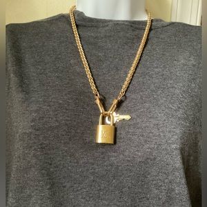 ✅$300 Original LOUIS VUITTON lock&key, necklace